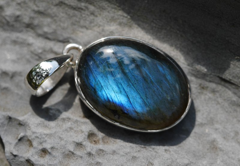 Labradorite and Glitterstone Pendant-Trust ∣ Labradorite (# LAUMM41) - Necklaces - Gemstone Blue