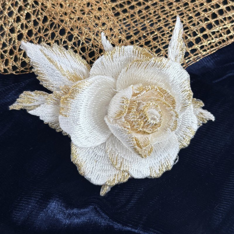 玫瑰花 立體刺繡胸針 - 胸針 - 繡線 白色