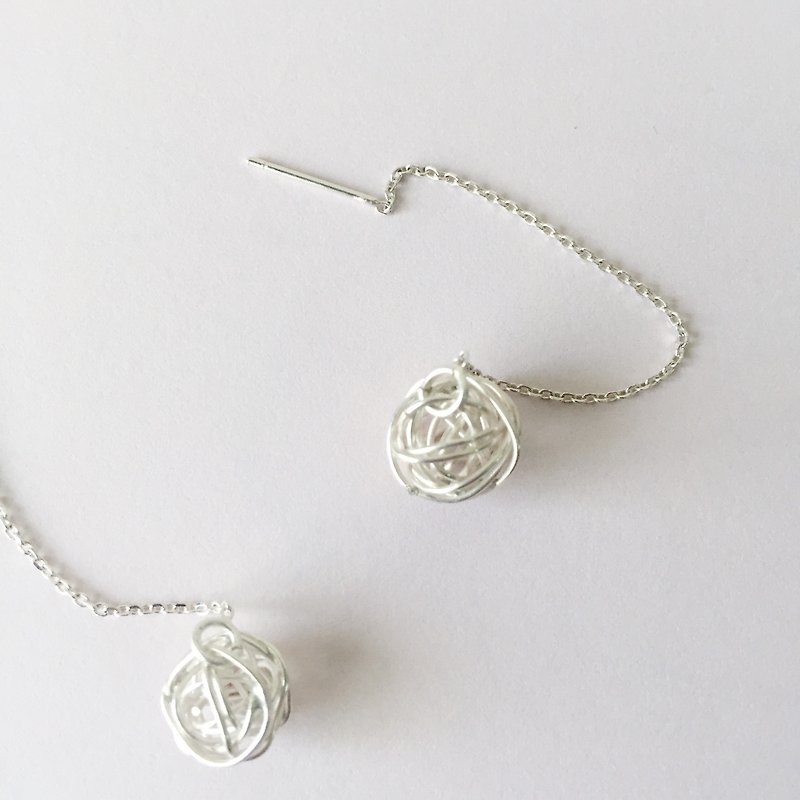 mess / silver string earrings with ball charms - ต่างหู - เงินแท้ สีเงิน