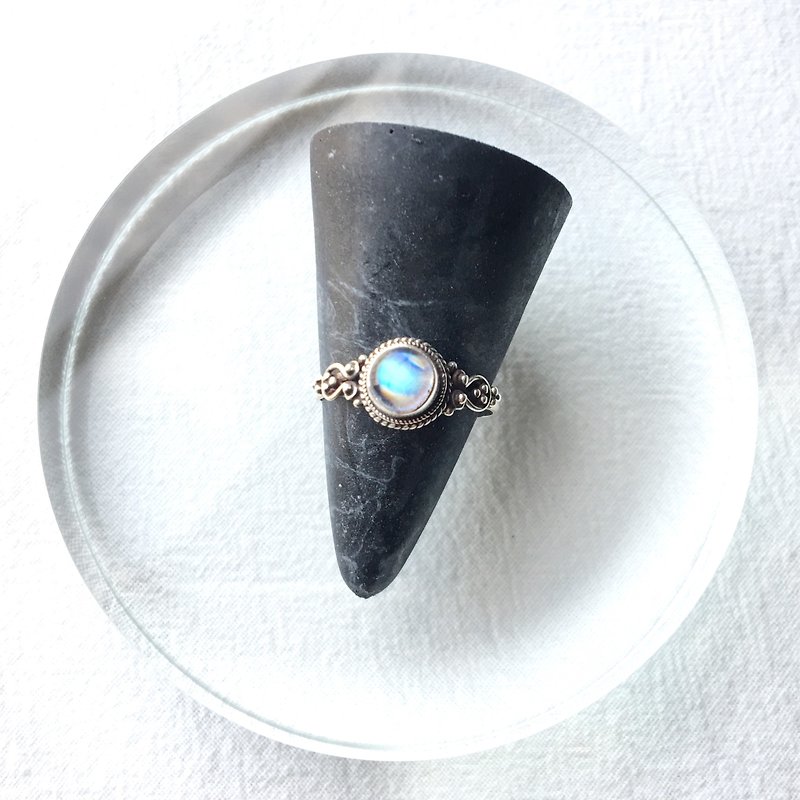 月光石925純銀雅緻設計戒指 尼泊爾手工銀飾 - 戒指 - 寶石 銀色
