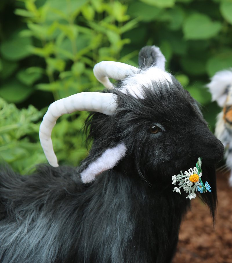Goat realistic plush toy. Stuffed animals by photo. Poseable art doll - 玩偶/公仔 - 其他材質 黑色