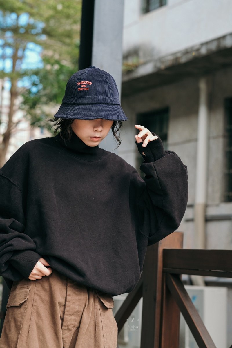 有BUG指洞高領內磨毛寬鬆上衣 - 2色 - 酷黑 - 女 T 恤 - 棉．麻 黑色