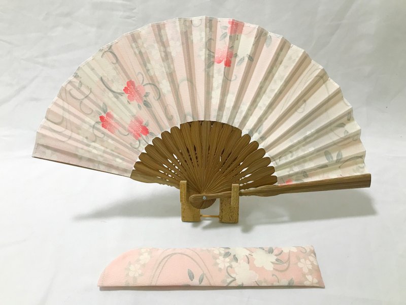 着物扇子　アンティークの絹の着物使用　日本の京都の職人が手仕事で制作　オンリーワン　プレゼントに最適 #25 - 其他 - 絲．絹 粉紅色
