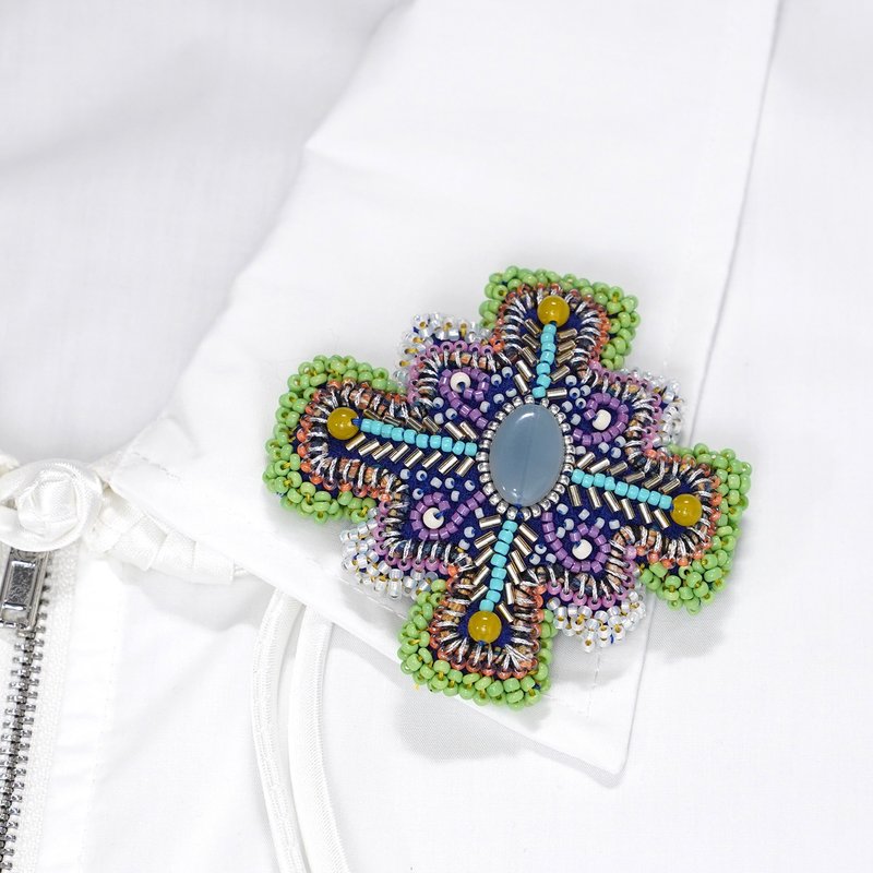 変形クロスのブローチ 3　ビーズ刺繍　一点もの　カラフル 　グリーン　ブルー　イエロー　おおぶり　クリスマス　ビジュー - 胸針 - 羊毛 多色