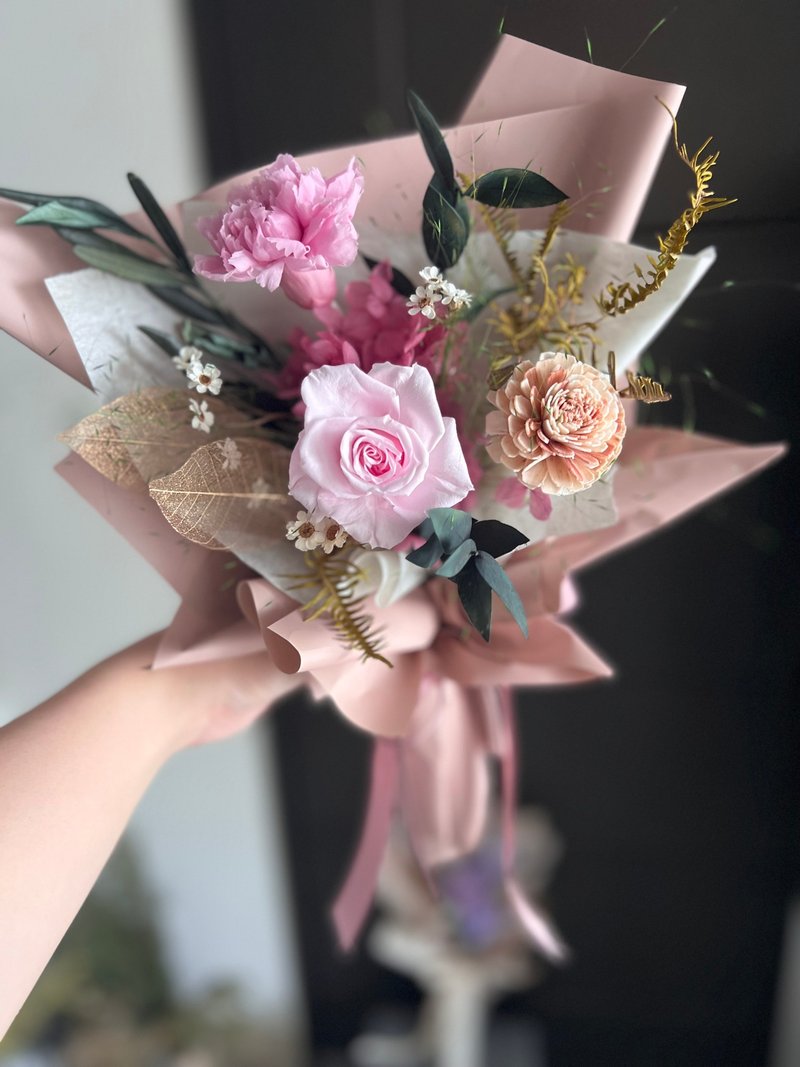 Everlasting rose bouquet/carnation bouquet - ช่อดอกไม้แห้ง - พืช/ดอกไม้ สึชมพู