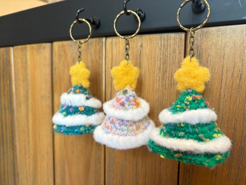 Crocheted Christmas Tree Keychain - ที่ห้อยกุญแจ - วัสดุอื่นๆ 