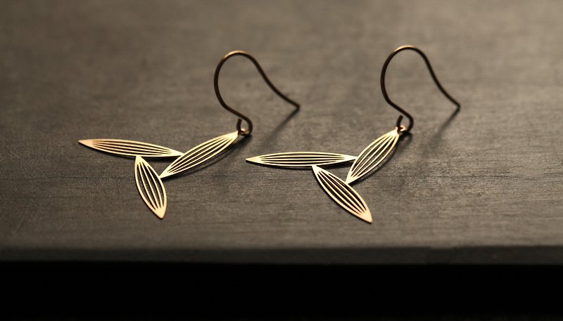 金淡竹三葉耳環 Three Sasagrasses Earrings (Gold) - 耳環/耳夾 - 其他金屬 金色