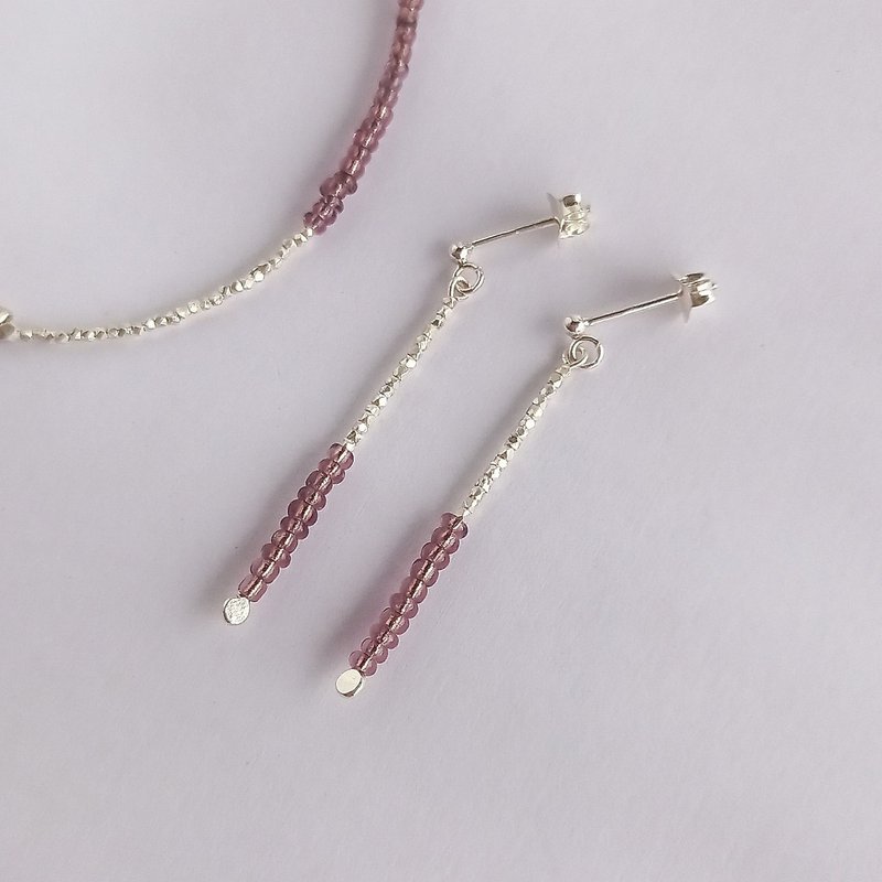 大人パープルの古いガラスビーズ、きらめくカレンシルバーの耳飾り / ピアス or イヤリング - 耳環/耳夾/耳骨夾 - 銀 銀色