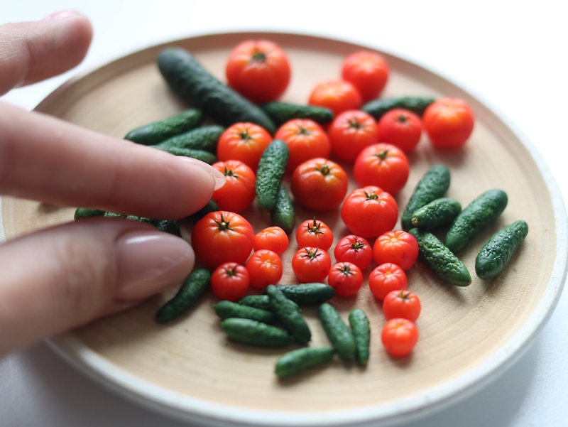 Miniature tomato. Miniature food. Miniature doll house. scale 1/12. scale 1/6 - ตุ๊กตา - พลาสติก สีเขียว