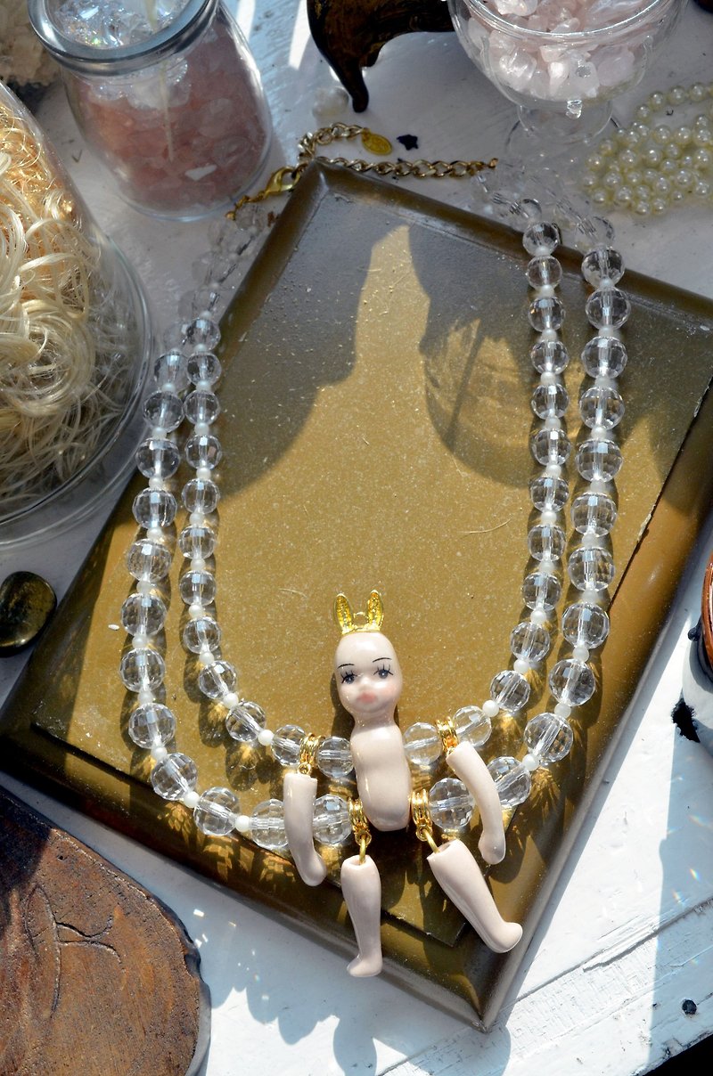 陶瓷娃娃水晶雙串頸鍊 兔耳朵帽子 鍍18K真金金圈吊飾 - 頸圈項鍊 - 陶 金色