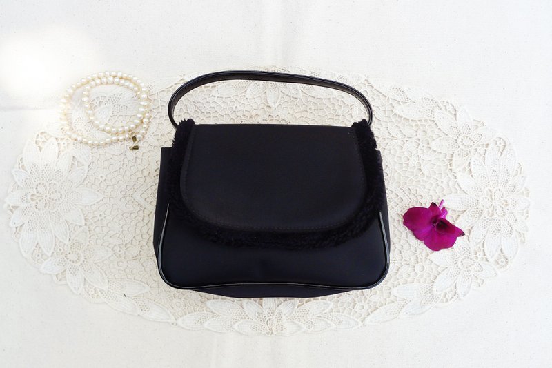 Super Cute 90s COURRÈGES Black Nylon Mini handbag decorated with fur details - 手提包/手提袋 - 尼龍 黑色