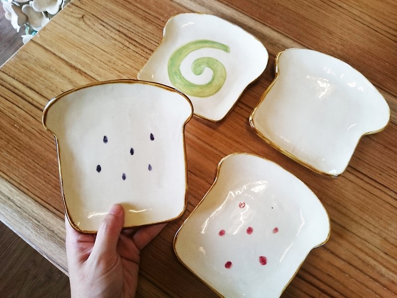 Hand-made toast shape plate-large - จานและถาด - เครื่องลายคราม ขาว