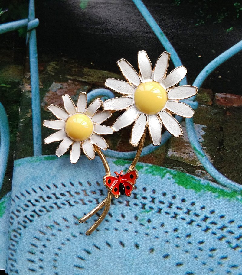 【美國西洋古董飾品】雙雛菊 小蝴蝶 琺瑯花 花卉 別針  胸針 - 徽章/別針 - 其他材質 金色