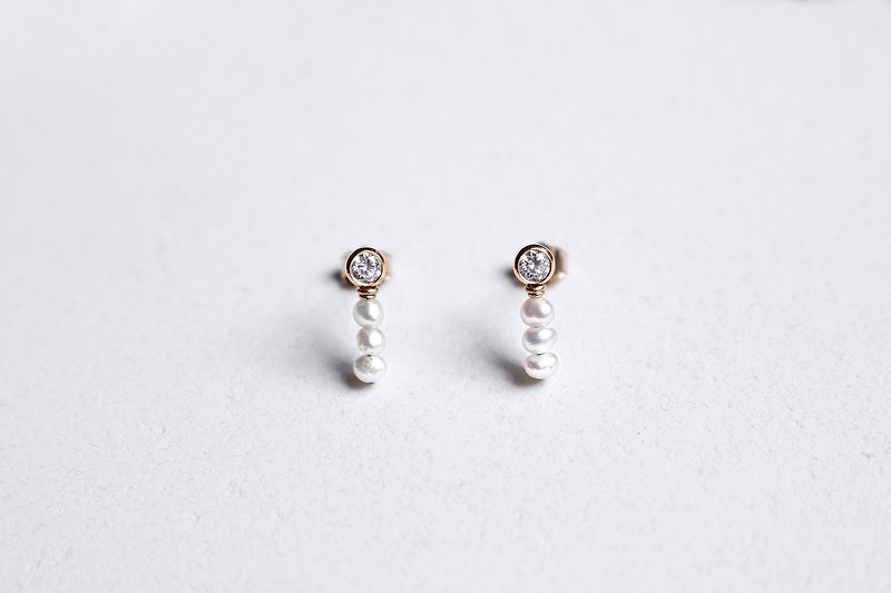 Fairys Wand - Minimalists Pearl Earrings - ต่างหู - เครื่องประดับพลอย ขาว