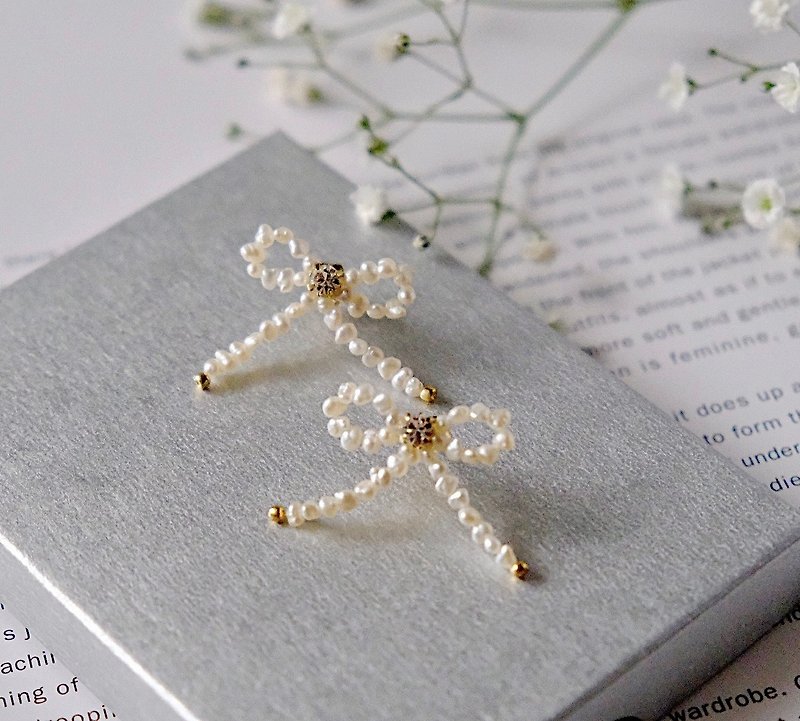 Pretty mini pearl ribbon earrings - ต่างหู - ไข่มุก ขาว