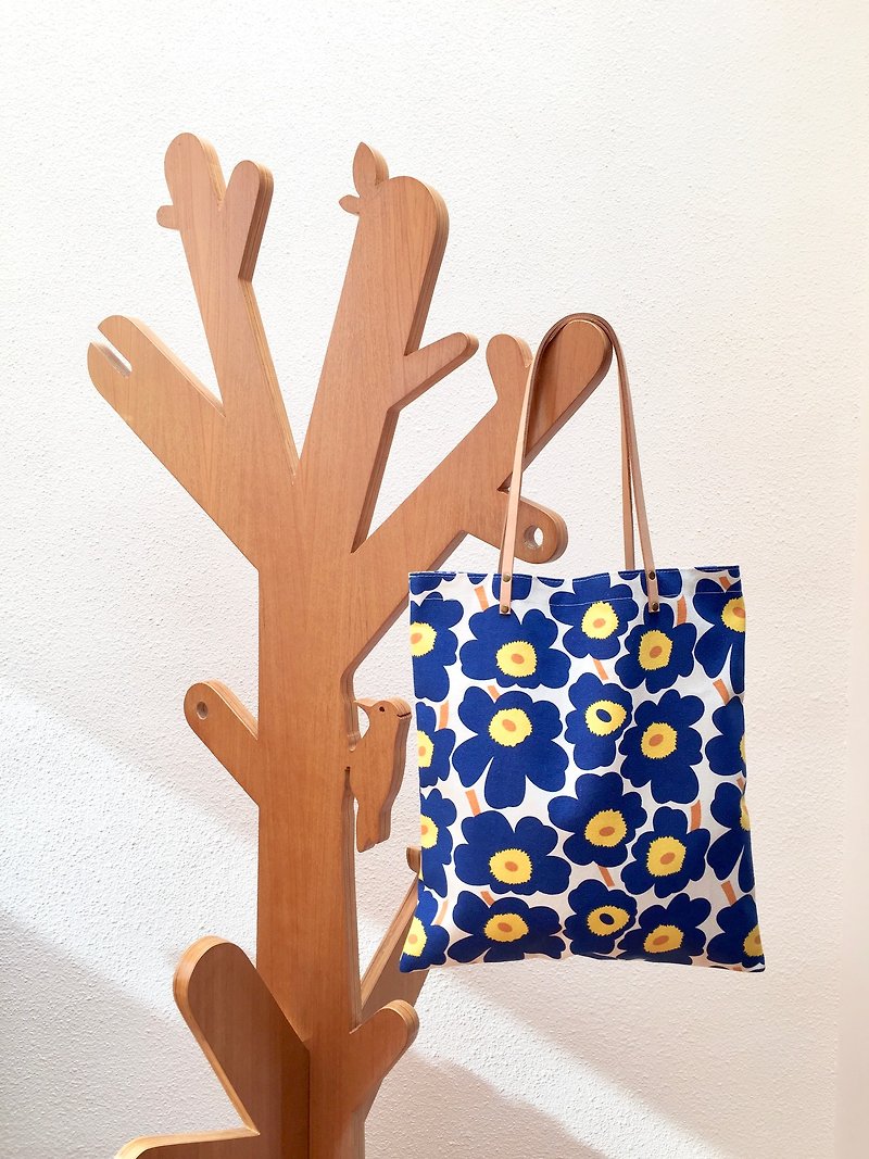 Reversible blue floral print tote bag with leather straps. Limited. - กระเป๋าแมสเซนเจอร์ - ผ้าฝ้าย/ผ้าลินิน สีน้ำเงิน