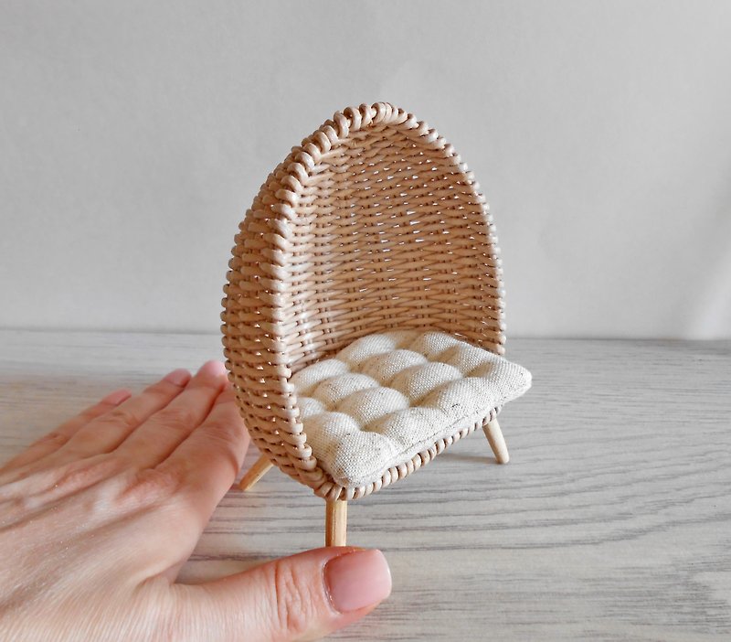 1:12 dollhouse miniature wicker outdoor lounge chair with seating cushion - 嬰幼兒玩具/毛公仔 - 紙 