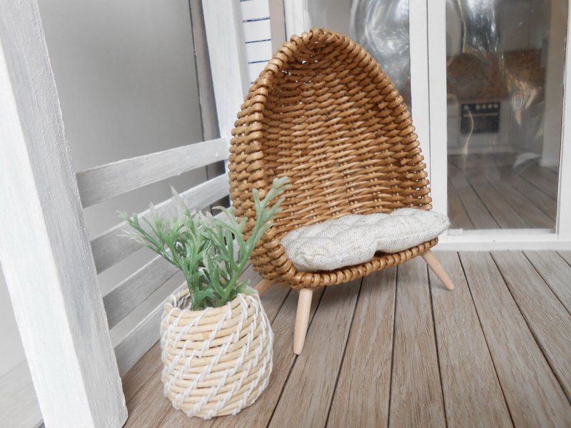 1:12 dollhouse miniature wicker outdoor lounge chair with seating cushion - 寶寶/兒童玩具/玩偶 - 紙 