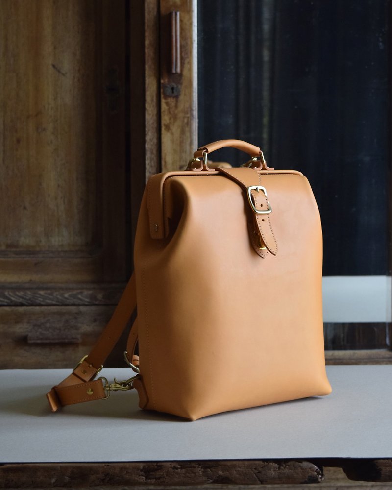 [27 Gold Doctor Backpack] Vegetable Tanned Leather / Neutral / Portable / Caramel Color - กระเป๋าเป้สะพายหลัง - หนังแท้ สีเหลือง