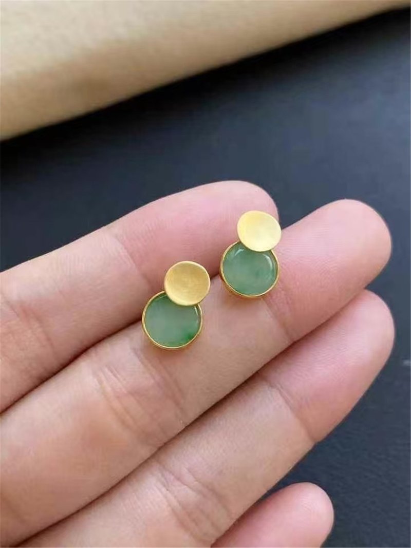 Floating Green Round Jade A-Grade Earrings 18K Gold Inlaid Jade Perfect Color Fashionable and Beautiful - ต่างหู - หยก 