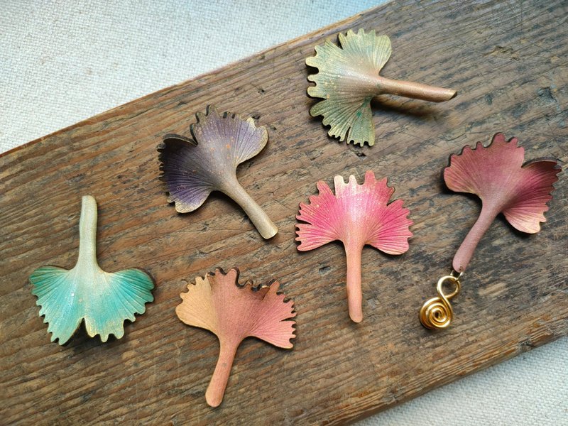 [Ginkgo leaf/single] hand-dyed leather/earrings/ Clip-On/key rings/book ropes - Earrings & Clip-ons - Genuine Leather Multicolor