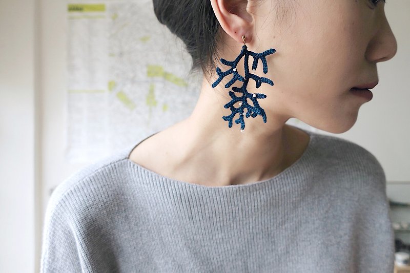 【endorphin】編織柳珊瑚+黃銅貝殼珠 耳環 - 耳環/耳夾 - 棉．麻 藍色