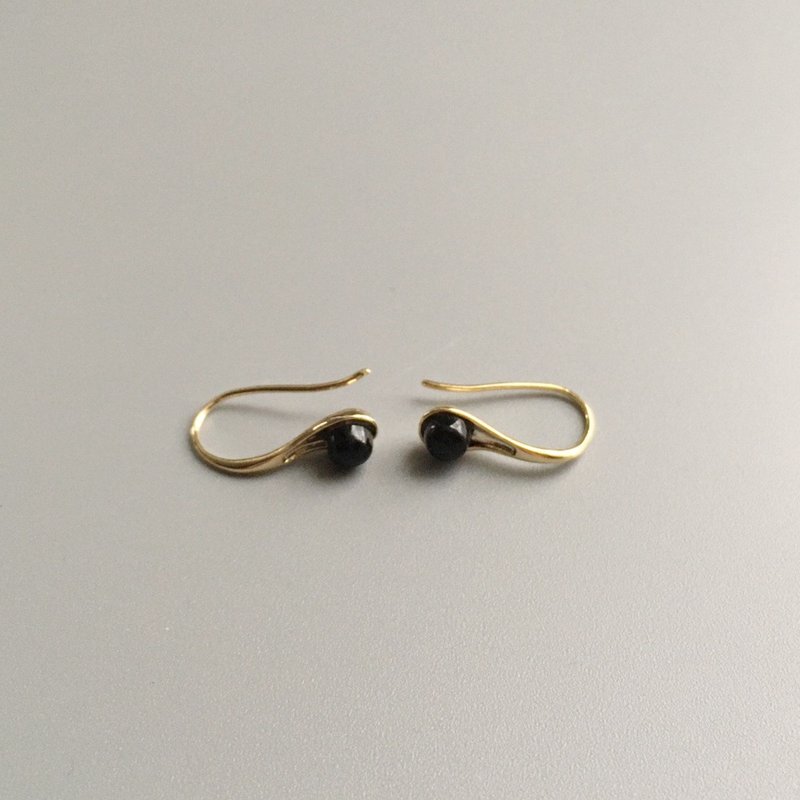 Black Onyx Teardrop Earring - 耳環/耳夾/耳骨夾 - 寶石 黑色