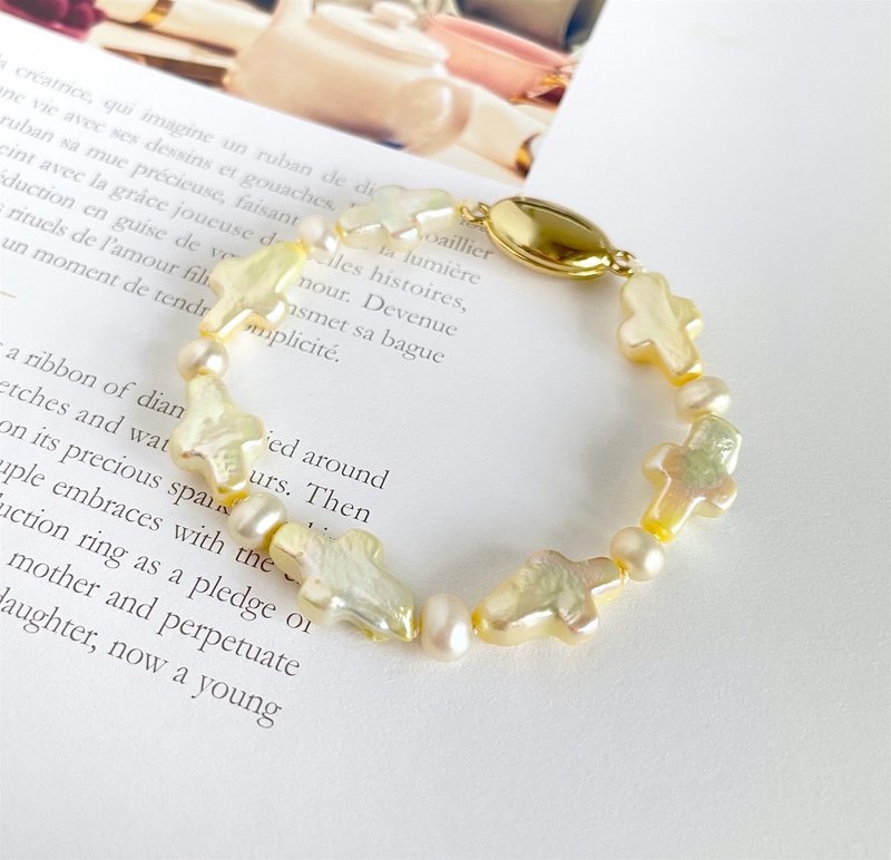 A lime yellow cross pearl and freshwater pearl bracelet - สร้อยข้อมือ - ไข่มุก สีเหลือง