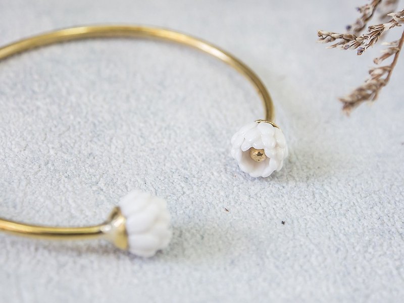 Globe Amaranth ~ white porcelain flower bracelet - 手鍊/手環 - 陶 白色