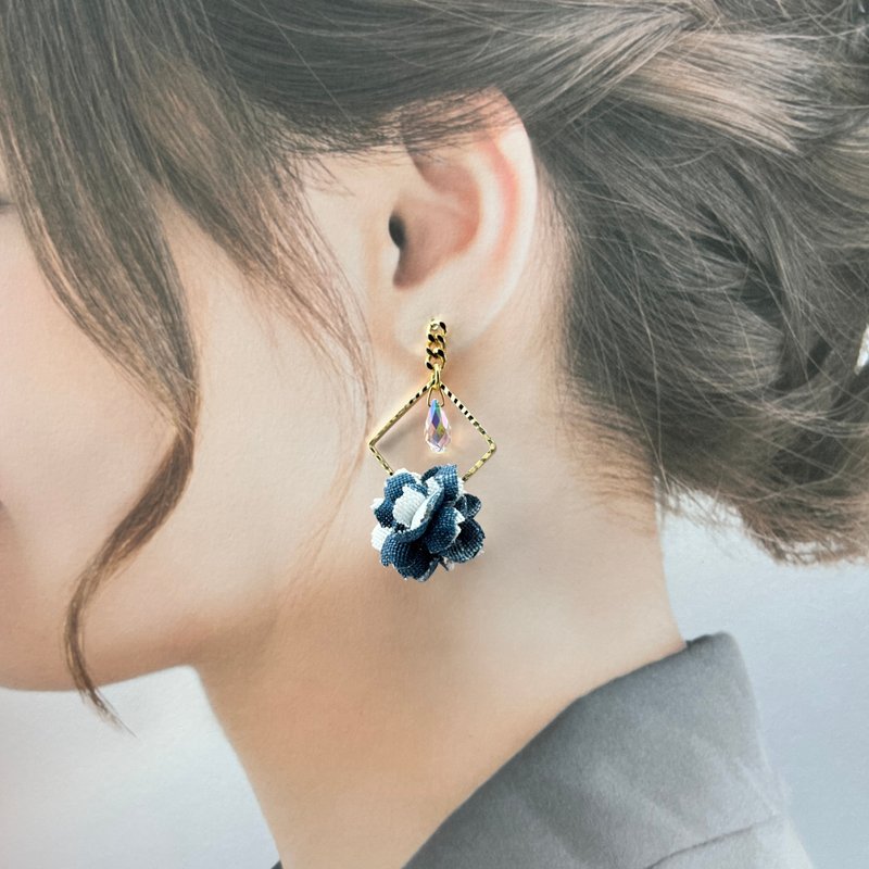 Norway | Small Gold Square Blue and White Floral Ball Dangle Earrings - ต่างหู - ผ้าฝ้าย/ผ้าลินิน หลากหลายสี