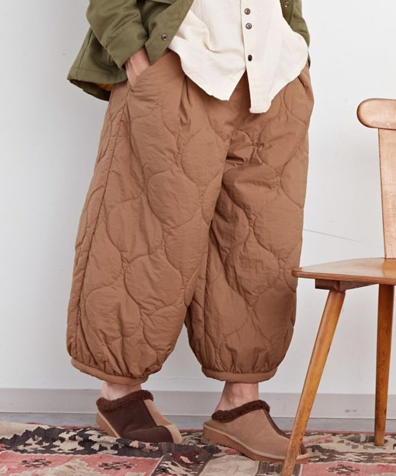 [Popular pre-order] Amina×grn nylon quilted loose cocoon-shaped 9-minute wide pants (2 colors) JSU-4309 - กางเกง - วัสดุอื่นๆ 