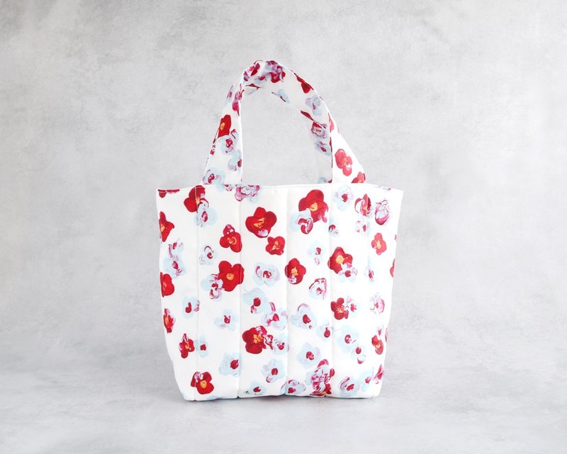 Quilting tote bag (blue and red round flowers) - กระเป๋าถือ - เส้นใยสังเคราะห์ สีแดง