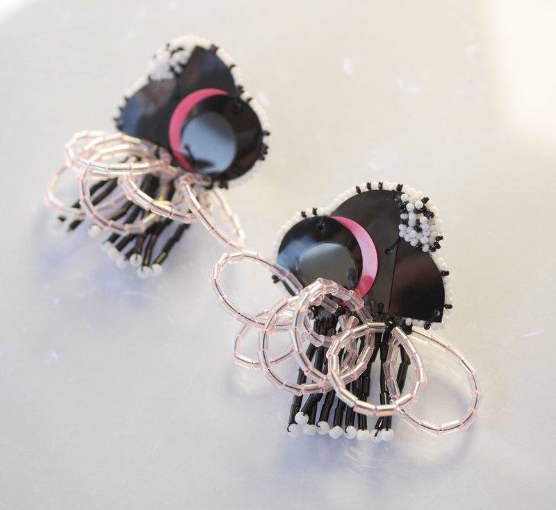 tsububu [定制] / 珠繡 / 微生物 /耳針/耳夾/ 相機 - 耳環/耳夾 - 繡線 黑色