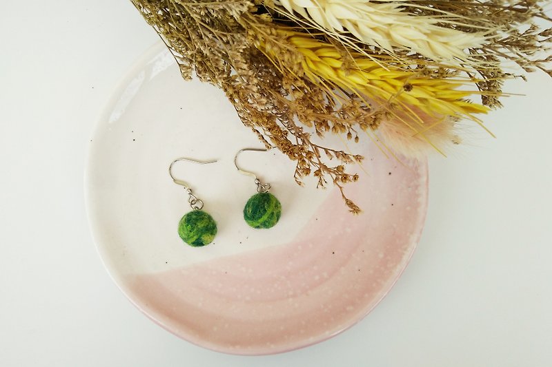 Wool felt single ball mixed color earrings (ear hook / ear clip) Green Forest Taiwan handmade limited production - Earrings & Clip-ons - Wool Green