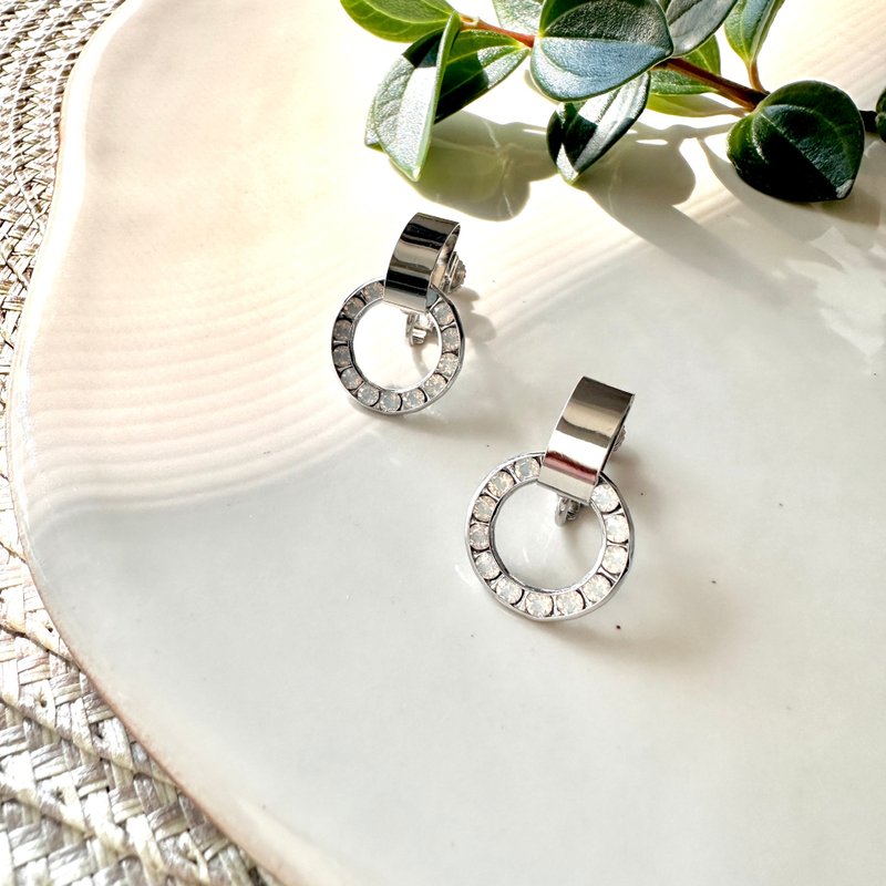 [Swarovski white opal Clip-On] Japanese clip on earrings - ต่างหู - โลหะ สีใส