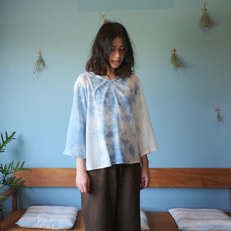 s k y blouse / natural indigo dye - เสื้อผู้หญิง - ผ้าฝ้าย/ผ้าลินิน สีน้ำเงิน