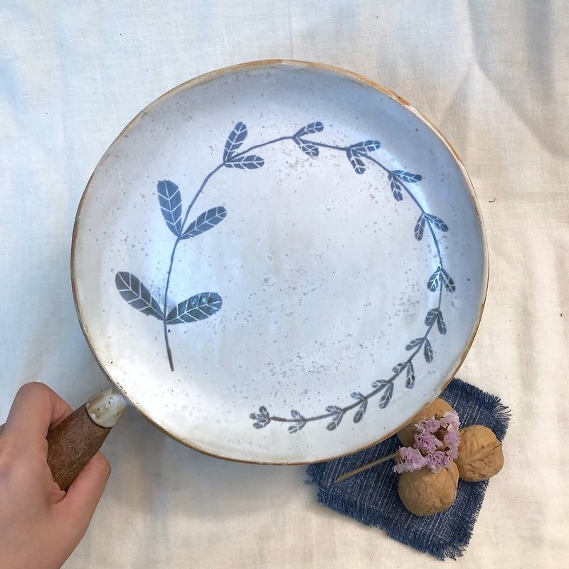 Ceramic plate withe wooden handle - 盤子/餐盤 - 陶 白色
