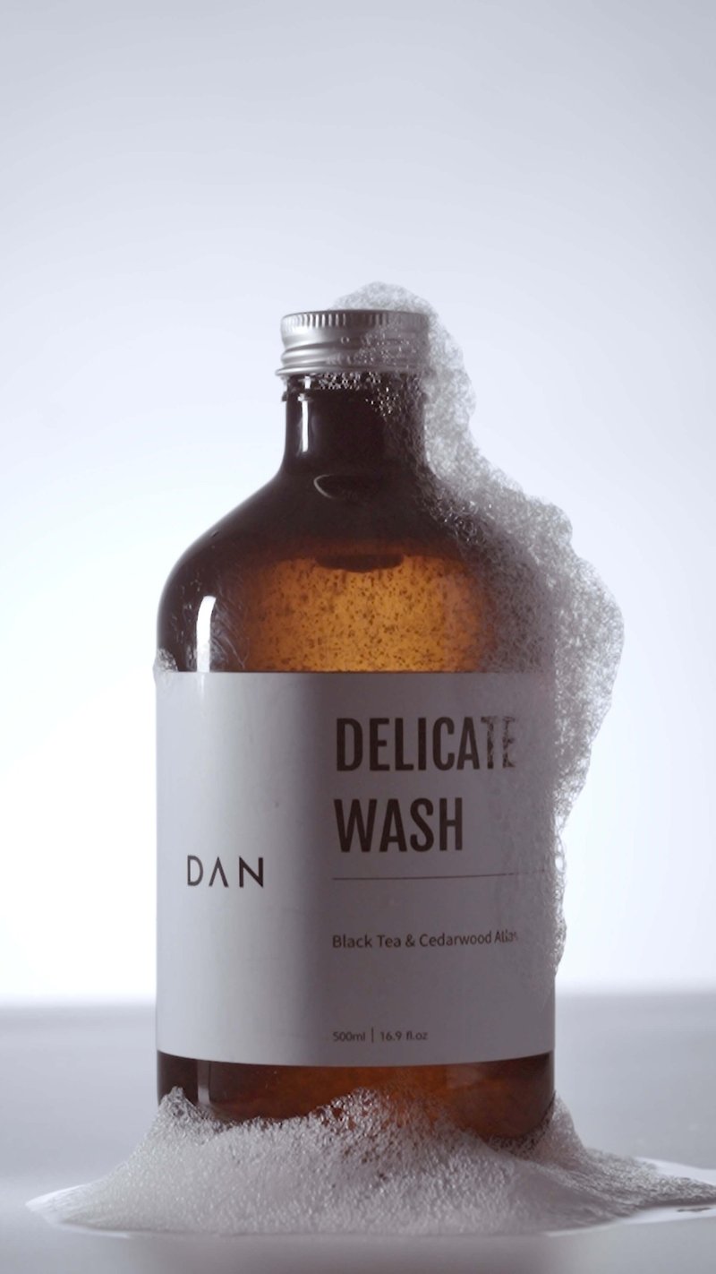 DAN-Delicate Wash  น้ำยาซักผ้าสำหรับเสื้อผ้าที่ละเอียดอ่อน - ผลิตภัณฑ์ซักผ้า - สารสกัดไม้ก๊อก สีใส