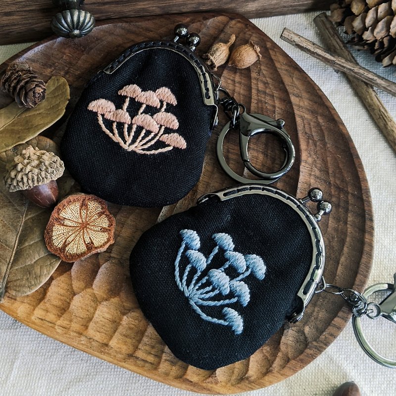 [The last item] Hand embroidered kiss lock bag, late night magic mushroom coin purse, keychain, small waste bag - ที่ห้อยกุญแจ - ผ้าฝ้าย/ผ้าลินิน สีดำ