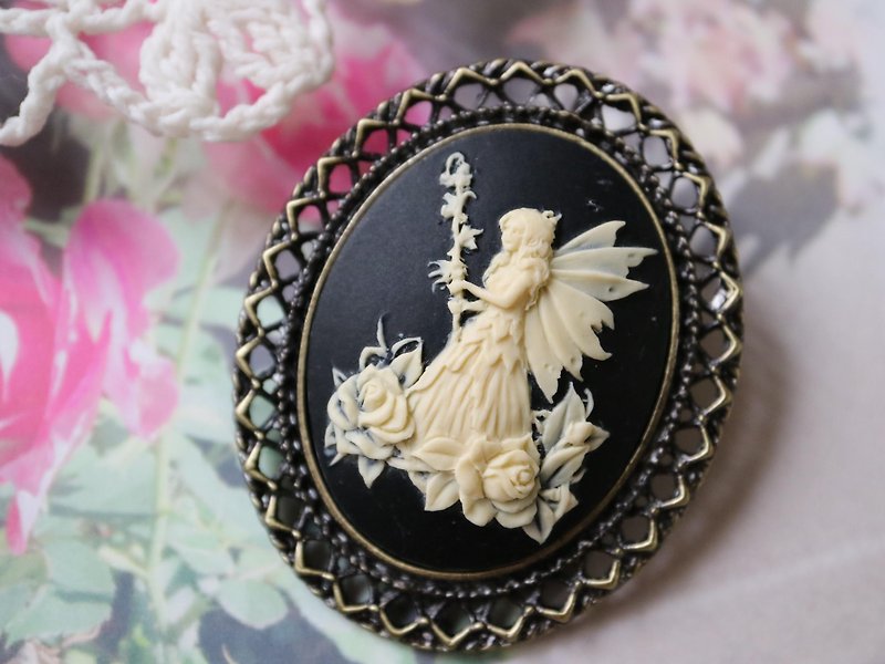Cameo brooch necklace fairy holding a flower cane black delicate fairy fairy painting fantasy fantasy woman girl person girl girl butterfly rose rose rose flower - เข็มกลัด - วัสดุอื่นๆ สีดำ