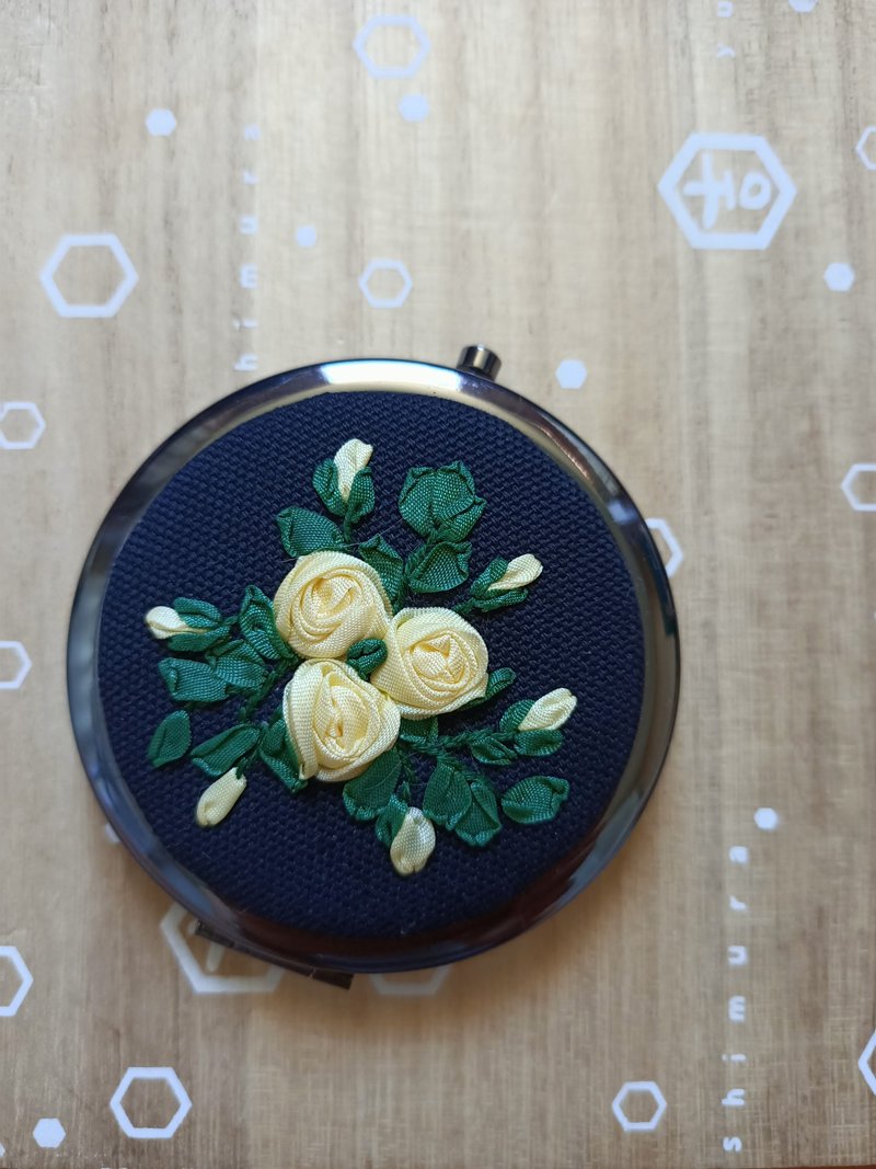 Mirror Box/ Ribbon Rose Embroidery - อุปกรณ์แต่งหน้า/กระจก/หวี - ผ้าฝ้าย/ผ้าลินิน 