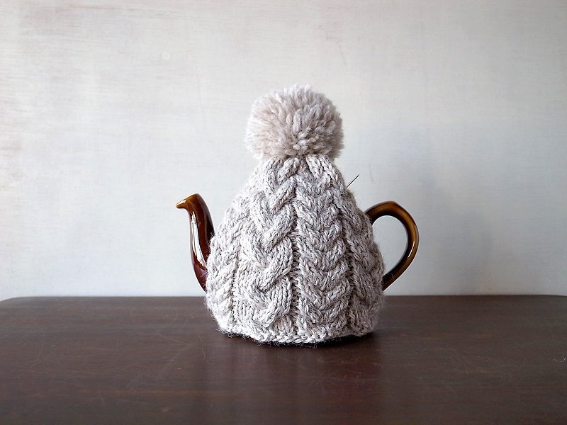 tea-cosy oatmeal with cable pattern pom pom - Other - Wool Khaki