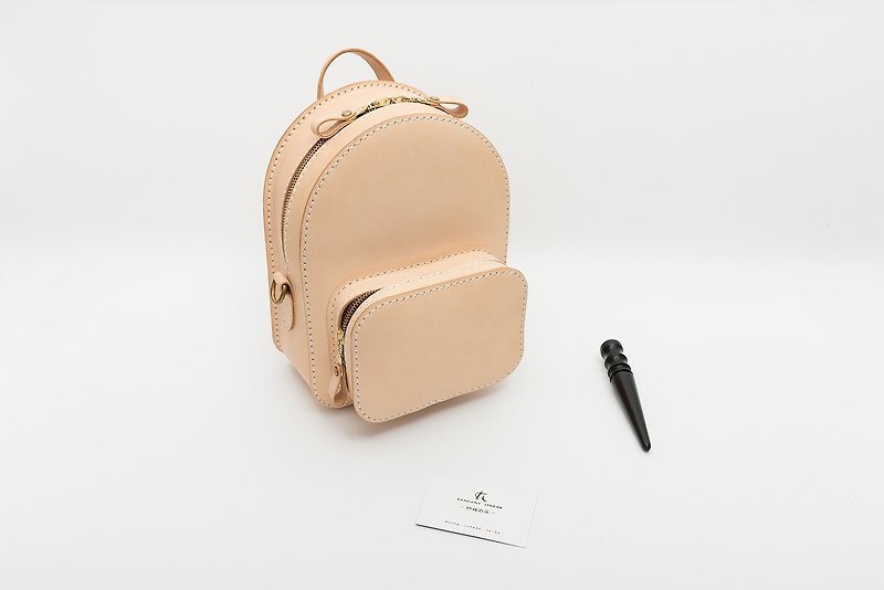 [Tangent School] Minion Handmade Leather Lady Backpack Retro Backpack School Bag Small - Backpacks - Genuine Leather Khaki