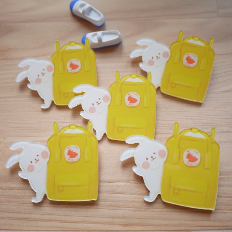 Acrylic pin / yellow backpack bunny - Badges & Pins - Acrylic Yellow