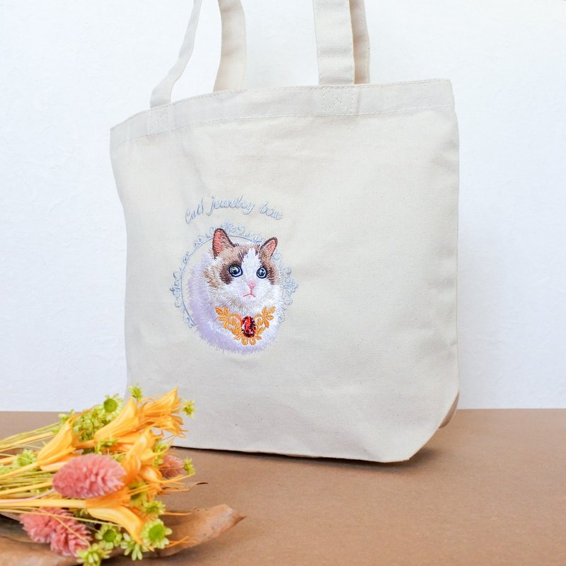 Ragdoll and Ruby Embroidered Tote Bag - กระเป๋าถือ - ผ้าฝ้าย/ผ้าลินิน ขาว