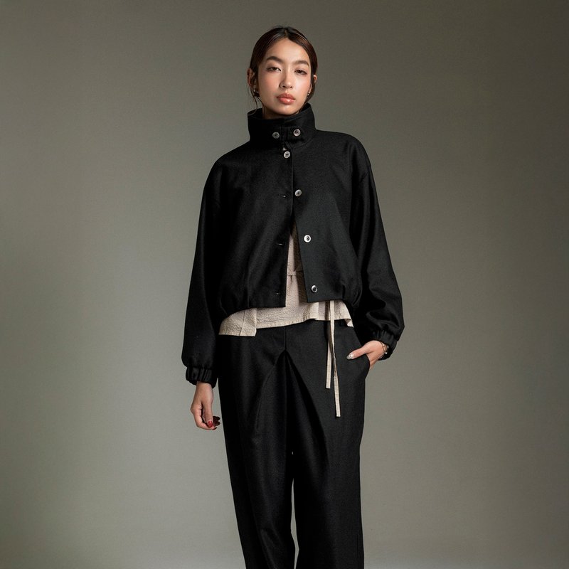 マットな質感のスタンドカラーショート丈保温ブルゾン - ジャケット - その他の素材 ブラック