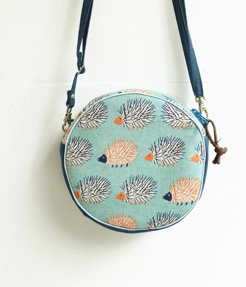 Handmade Handmade. Japanese linen small round bag. Small hedgehog sidepack - กระเป๋าใส่เหรียญ - ผ้าฝ้าย/ผ้าลินิน สีน้ำเงิน