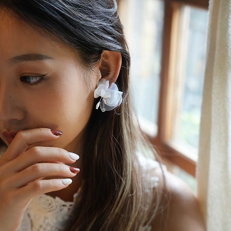 Youran gauze flower earrings - Earrings & Clip-ons - Resin White