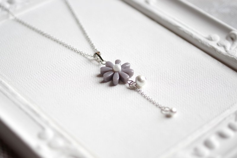Resin Art Pendant with Flowers and Cotton Pearls: Winter Incarnation - สร้อยคอ - เรซิน สีเทา