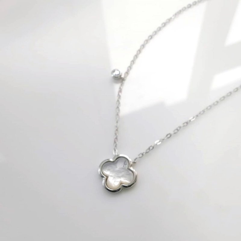 Bridesmaids gift-Clover Leaf- MOP with cz mounted 925 Silver Necklace - สร้อยคอ - เปลือกหอย ขาว